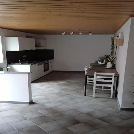 Tranquil Getaway In Scenic Roes