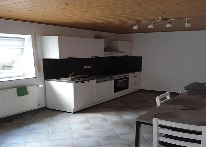 Tranquil Getaway In Scenic Roes